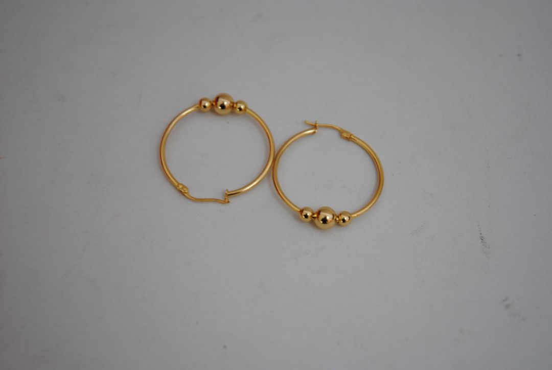 gold NA classic triple ball design hoops, **Hoop Diameter:** Approximately 35mm (1.4”) **Tube Thickness:** Approximately 2mm **Ball Beads:** 3 graduated sizes Large center ball: ~8mm Medium balls: ~6mm each Small ball: ~4mm **Weight:** Approximately 4-6g