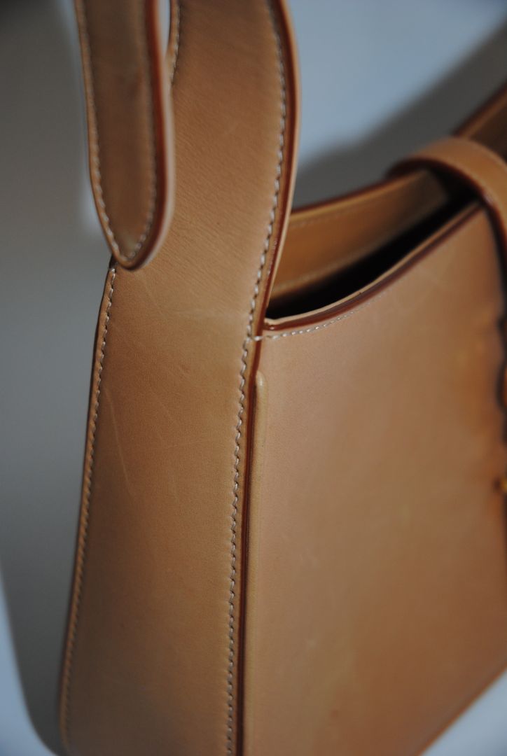 tan/ caramel Saint Laurent Model: Le 5 À 7 Hobo Bag, Length: 9.8 in (25 cm) Height: 5.5 in (14 cm) Depth: 2.4 in (6 cm) Strap Drop: 8.6–10.2 in (adjustable)