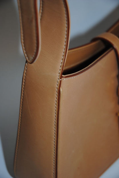 tan/ caramel Saint Laurent Model: Le 5 À 7 Hobo Bag, Length: 9.8 in (25 cm) Height: 5.5 in (14 cm) Depth: 2.4 in (6 cm) Strap Drop: 8.6–10.2 in (adjustable)