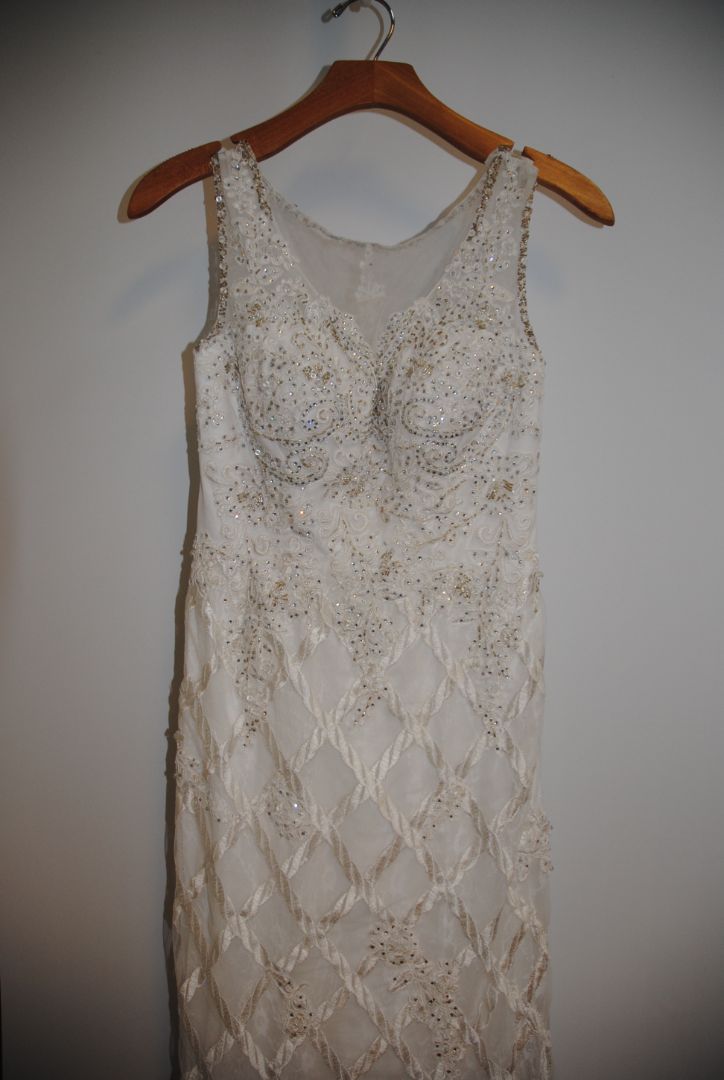 white with gold hints NA lace applique' ball gown wedding gown, 6-8 approx