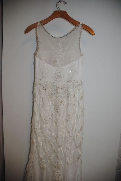 white with gold hints NA lace applique' ball gown wedding gown, 6-8 approx