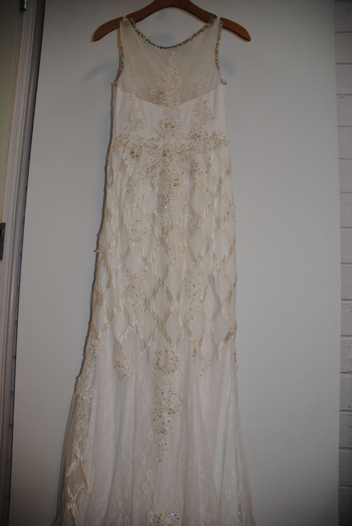 white with gold hints NA lace applique' ball gown wedding gown, 6-8 approx