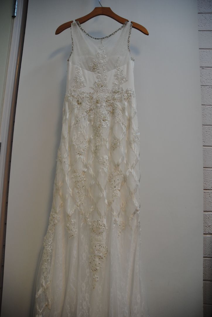 white with gold hints NA lace applique' ball gown wedding gown, 6-8 approx