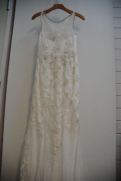 white with gold hints NA lace applique' ball gown wedding gown, 6-8 approx