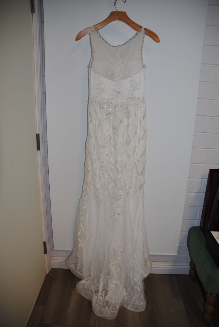 white with gold hints NA lace applique' ball gown wedding gown, 6-8 approx