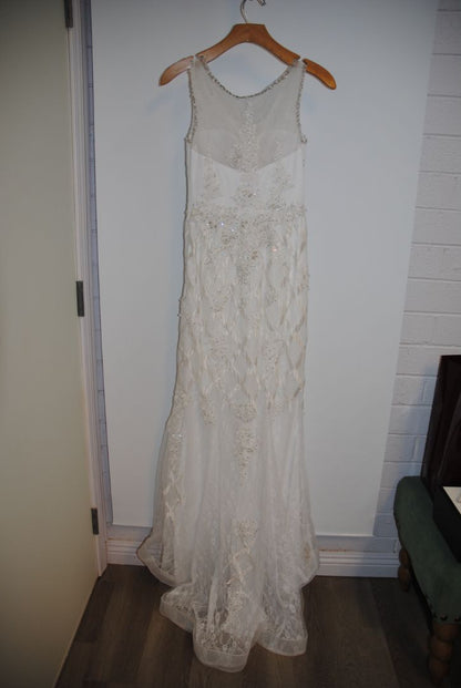 white with gold hints NA lace applique' ball gown wedding gown, 6-8 approx