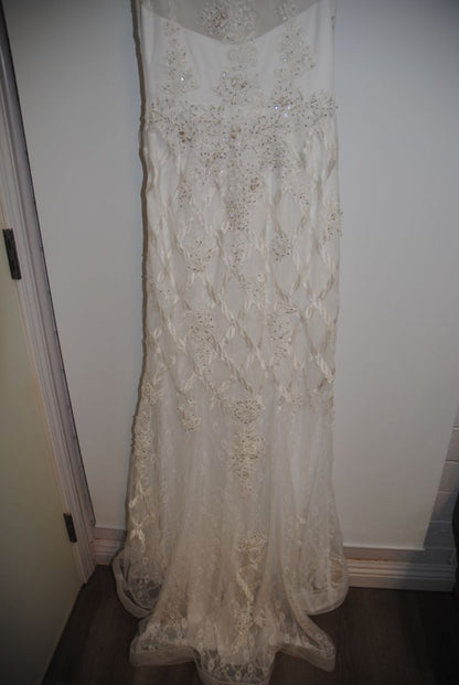 white with gold hints NA lace applique' ball gown wedding gown, 6-8 approx