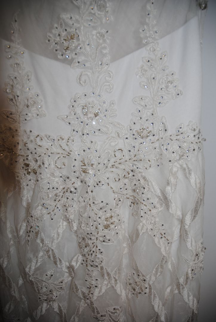 white with gold hints NA lace applique' ball gown wedding gown, 6-8 approx