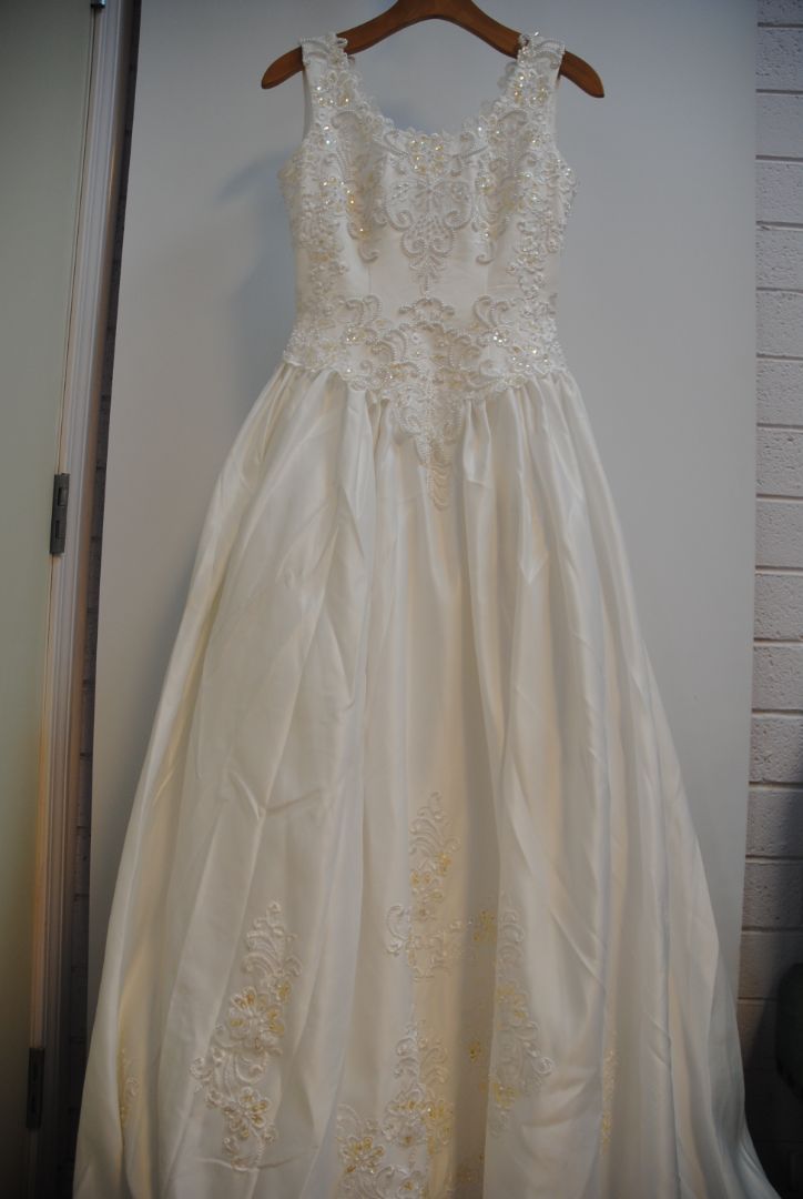 white with gold hints NA lace applique' ball gown wedding gown, 6-8 approx