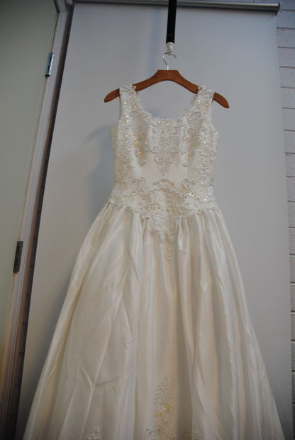 white with gold hints NA lace applique' ball gown wedding gown, 6-8 approx