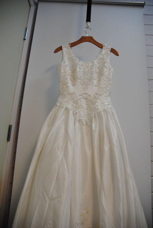 white with gold hints NA lace applique' ball gown wedding gown, 6-8 approx