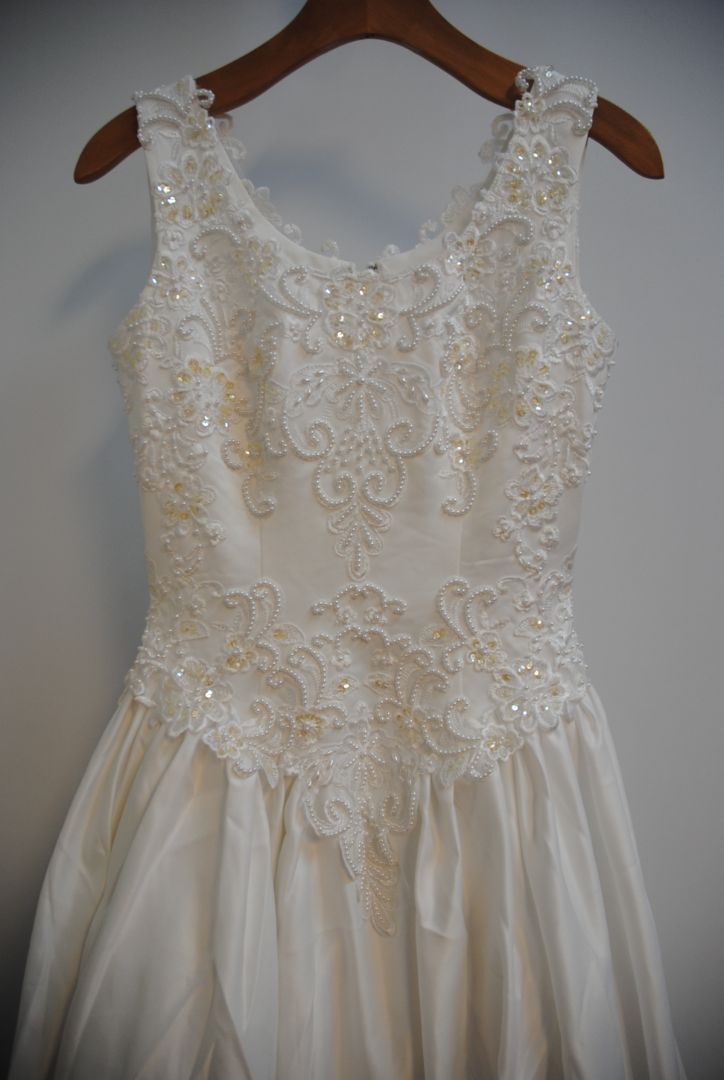 white with gold hints NA lace applique' ball gown wedding gown, 6-8 approx