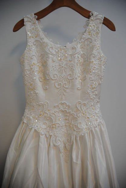 white with gold hints NA lace applique' ball gown wedding gown, 6-8 approx