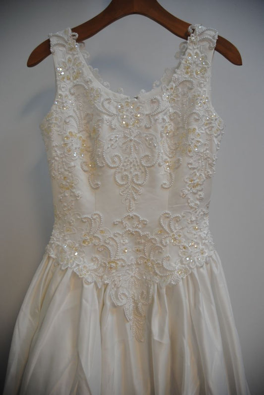white with gold hints NA lace applique' ball gown wedding gown, 6-8 approx