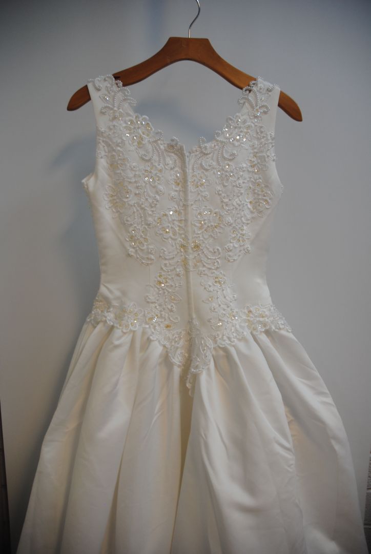 white with gold hints NA lace applique' ball gown wedding gown, 6-8 approx