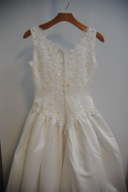 white with gold hints NA lace applique' ball gown wedding gown, 6-8 approx