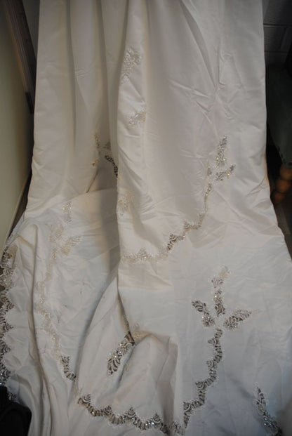 white with gold hints NA lace applique' ball gown wedding gown, 6-8 approx
