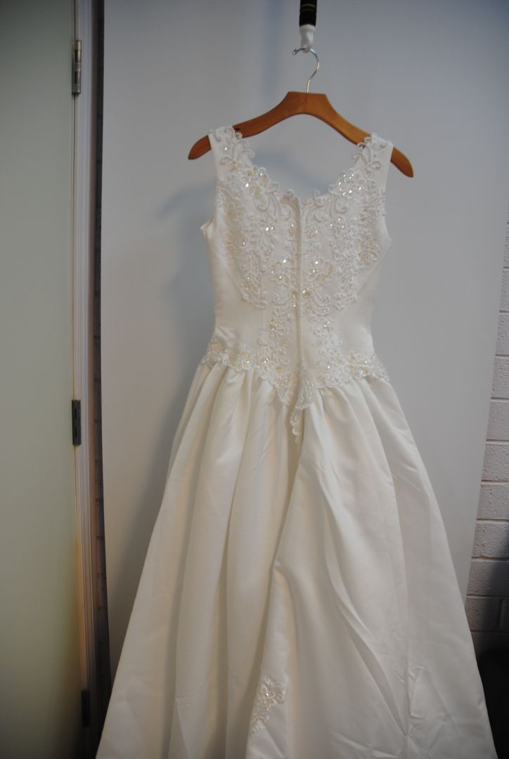 white with gold hints NA lace applique' ball gown wedding gown, 6-8 approx