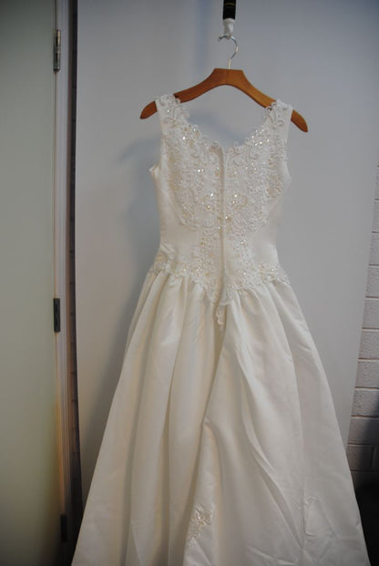 white with gold hints NA lace applique' ball gown wedding gown, 6-8 approx
