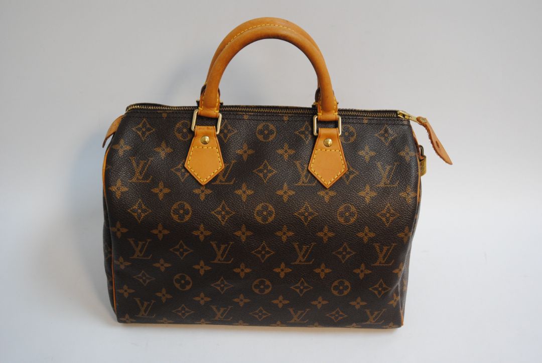 monogram Louis Vuitton SPEEDY 30, Length: 13 in (30 cm) Height: 10 in (21 cm) Depth: 6 in (17 cm)