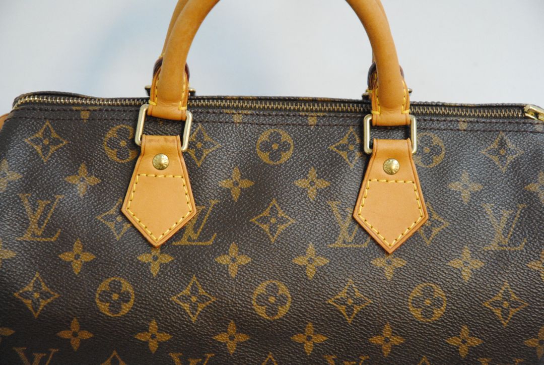monogram Louis Vuitton SPEEDY 30, Length: 13 in (30 cm) Height: 10 in (21 cm) Depth: 6 in (17 cm)