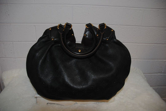 black Louis Vuitton mahina hobo MM, Width: 16–17 in (41–43 cm) Height: 12–13 in (30–33 cm) Depth: 7–8 in (18–20 cm) Handle Drop: ~7 in (18 cm) Designed to sit comfortably on the shoulder