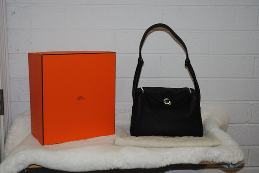 Noir (Black) Hermès Lindy 26, Length: 26 cm / 10.2 in Height: 18 cm / 7.1 in Depth: 13 cm / 5.1 in Handle Drop: ~9 cm Strap Drop: ~30 cm (wearable shoulder or crossbody)