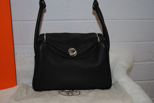 Noir (Black) Hermès Lindy 26, Length: 26 cm / 10.2 in Height: 18 cm / 7.1 in Depth: 13 cm / 5.1 in Handle Drop: ~9 cm Strap Drop: ~30 cm (wearable shoulder or crossbody)