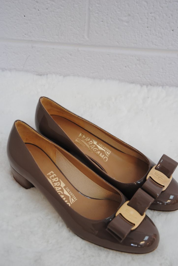 Cumin Ferragamo Vara Pumps, 4