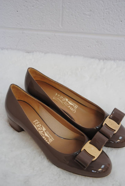 Cumin Ferragamo Vara Pumps, 4