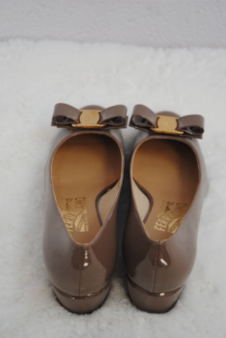Cumin Ferragamo Vara Pumps, 4