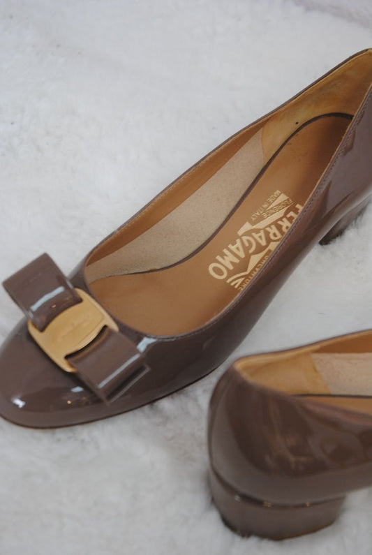 Cumin Ferragamo Vara Pumps, 4