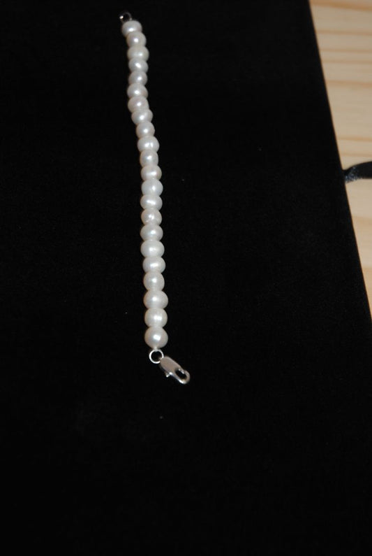 white NA pearl bracelet