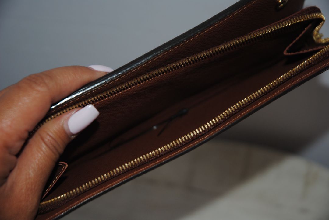Louis Vuitton zippy organizer
