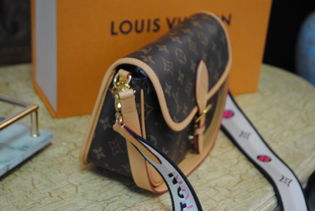 Monogram Louis Vuitton Diane MM Monogram shoulder bag