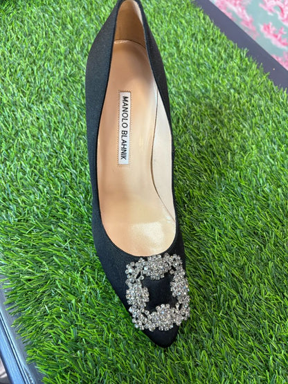 black Manolo Blahnik Hangisi satin pumps NWOT, 37
