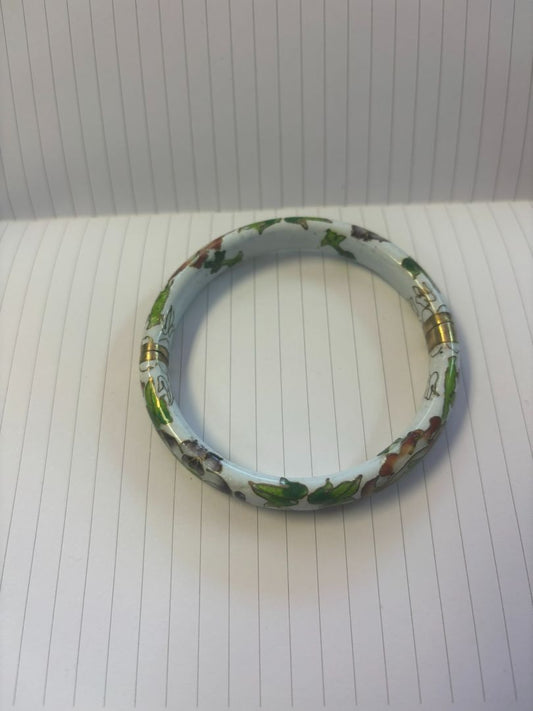 multi NA vintage, 📏 Dimensions (approx.): Inner Diameter: 2.5 inches Width: 0.3 inches Clasp Type: Hinged with gold-tone closure