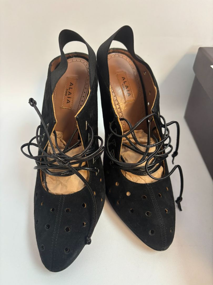 black Alaïa Paris Black Suede Eyelet Lace-Up heels, DIMENSIONS (Size EU 39) Insole Length: ~10.25 in Heel Height: Flat (~0.5 in) Toe Shape: Pointed Size: EU 37 / US 7
