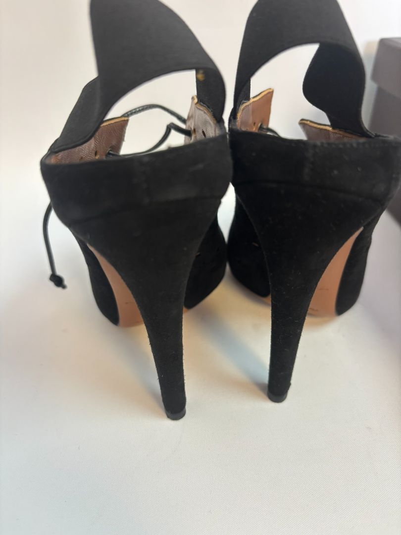 black Alaïa Paris Black Suede Eyelet Lace-Up heels, DIMENSIONS (Size EU 39) Insole Length: ~10.25 in Heel Height: Flat (~0.5 in) Toe Shape: Pointed Size: EU 37 / US 7
