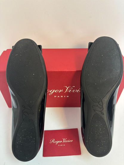 black patent Roger Vivier Patent Leather Flats, DIMENSIONS (Size EU 36.5) Heel Height: 0.5 in (approx. 12 mm) Insole Length: ~9.25 in Width: Standard Size: EU 36.5 / US 6.5