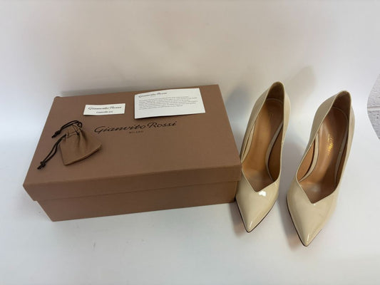 nude Gianvito Rossi Pointed Toe Pumps in Nude Patent Leather, 36 EU Heel Height: 4 in (10 cm) Insole Length: ~9.25 in Width: Standard (B) Size: 36 EU / 6 US