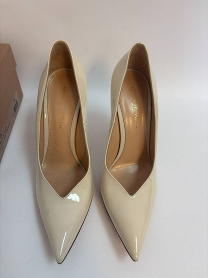 nude Gianvito Rossi Pointed Toe Pumps in Nude Patent Leather, 36 EU Heel Height: 4 in (10 cm) Insole Length: ~9.25 in Width: Standard (B) Size: 36 EU / 6 US