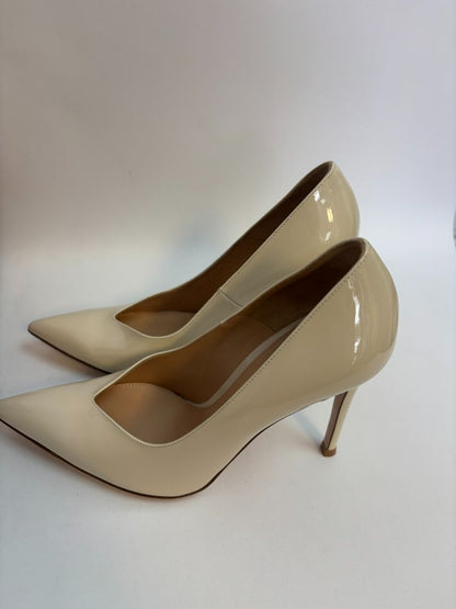 nude Gianvito Rossi Pointed Toe Pumps in Nude Patent Leather, 36 EU Heel Height: 4 in (10 cm) Insole Length: ~9.25 in Width: Standard (B) Size: 36 EU / 6 US