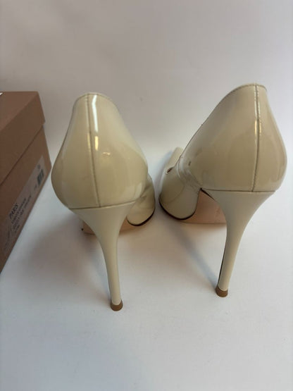 nude Gianvito Rossi Pointed Toe Pumps in Nude Patent Leather, 36 EU Heel Height: 4 in (10 cm) Insole Length: ~9.25 in Width: Standard (B) Size: 36 EU / 6 US