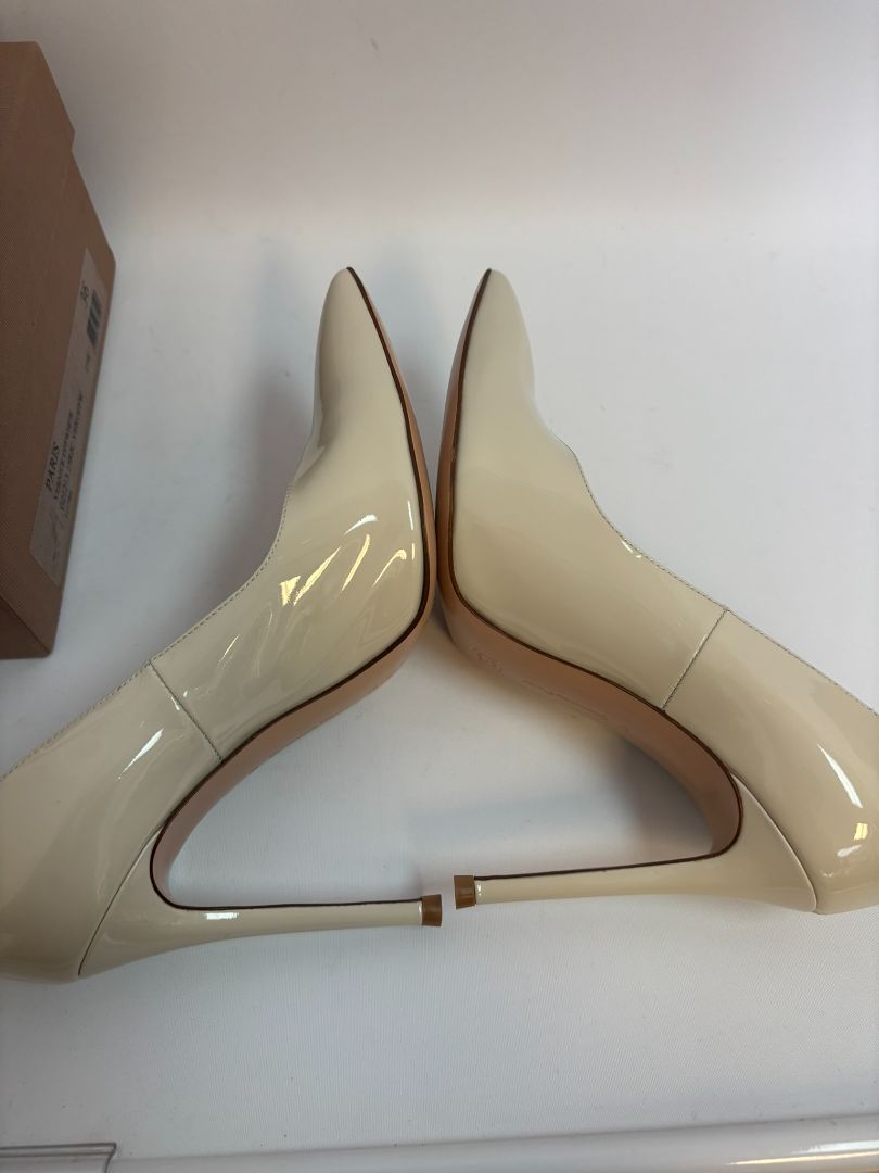 nude Gianvito Rossi Pointed Toe Pumps in Nude Patent Leather, 36 EU Heel Height: 4 in (10 cm) Insole Length: ~9.25 in Width: Standard (B) Size: 36 EU / 6 US