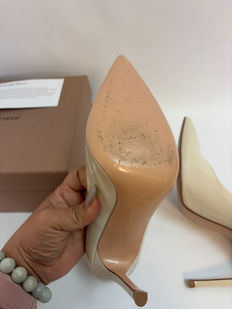 nude Gianvito Rossi Pointed Toe Pumps in Nude Patent Leather, 36 EU Heel Height: 4 in (10 cm) Insole Length: ~9.25 in Width: Standard (B) Size: 36 EU / 6 US