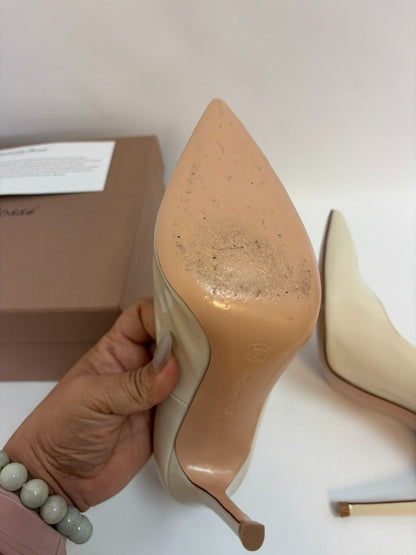 nude Gianvito Rossi Pointed Toe Pumps in Nude Patent Leather, 36 EU Heel Height: 4 in (10 cm) Insole Length: ~9.25 in Width: Standard (B) Size: 36 EU / 6 US