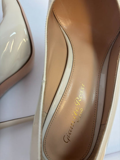 nude Gianvito Rossi Pointed Toe Pumps in Nude Patent Leather, 36 EU Heel Height: 4 in (10 cm) Insole Length: ~9.25 in Width: Standard (B) Size: 36 EU / 6 US