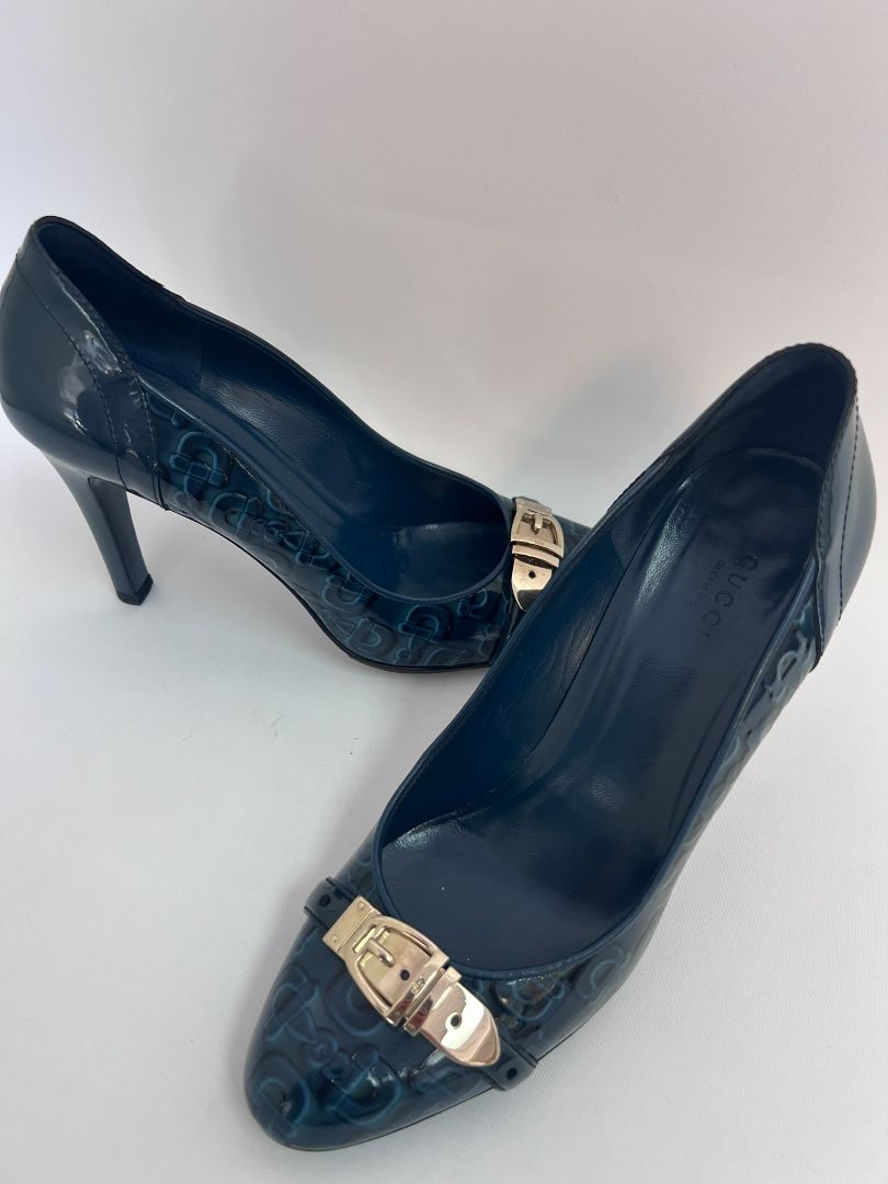 blue Gucci pumps, 38C