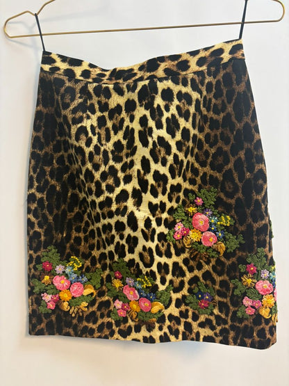 leopard Moschino leopard mini skirt, Waist: 13.5 in (flat) Hip: 18 in Length: 17 in Closure: Side button + hidden zip